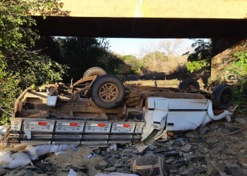 Carro sai da pista, cai de ponte e mata condutor na BR-316 em Valença do Piauí